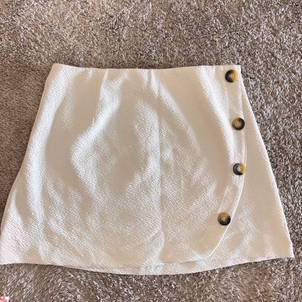 Maeve Anthropologie Medium White Textured Knit Tortoise Asymmetric Button Skirt - Picture 2 of 5
